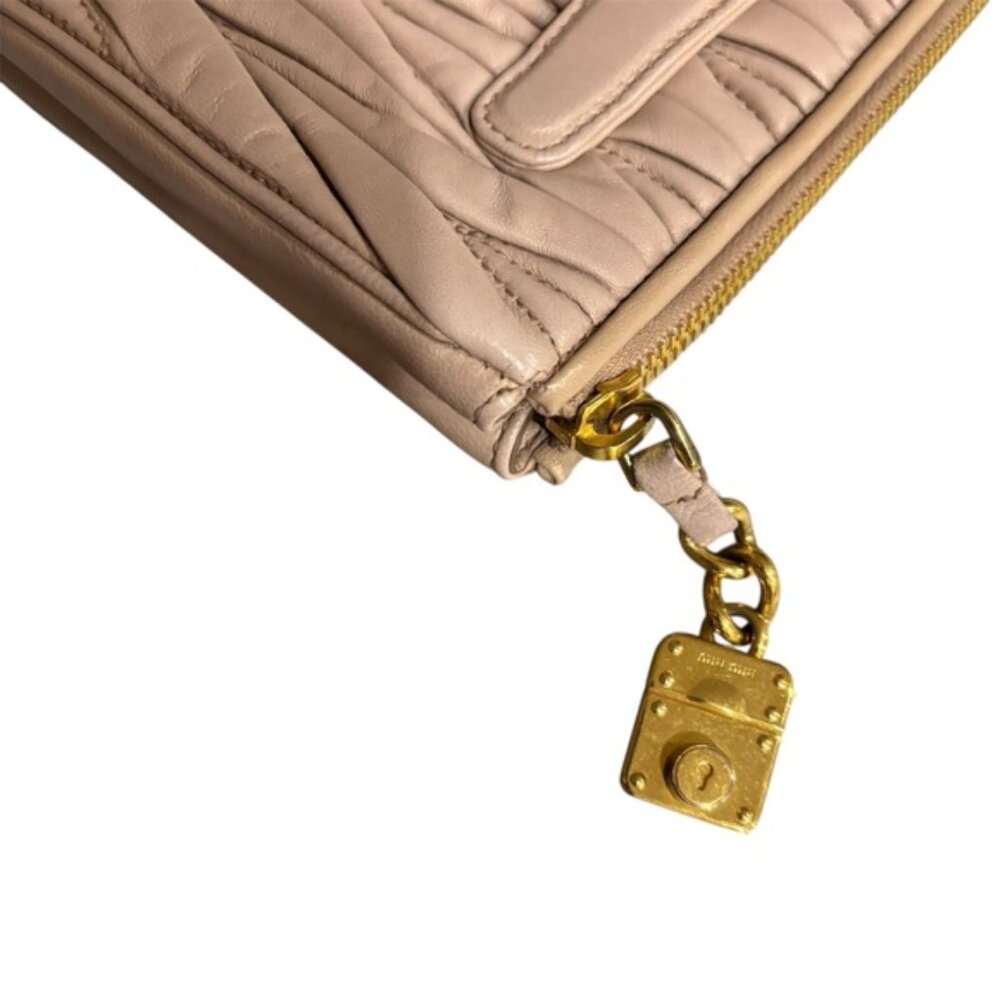 AUTHENTIC Miu Miu Beige Matelassé Quilted Leather Clutch with Gold Logo - Picture 3 of 8